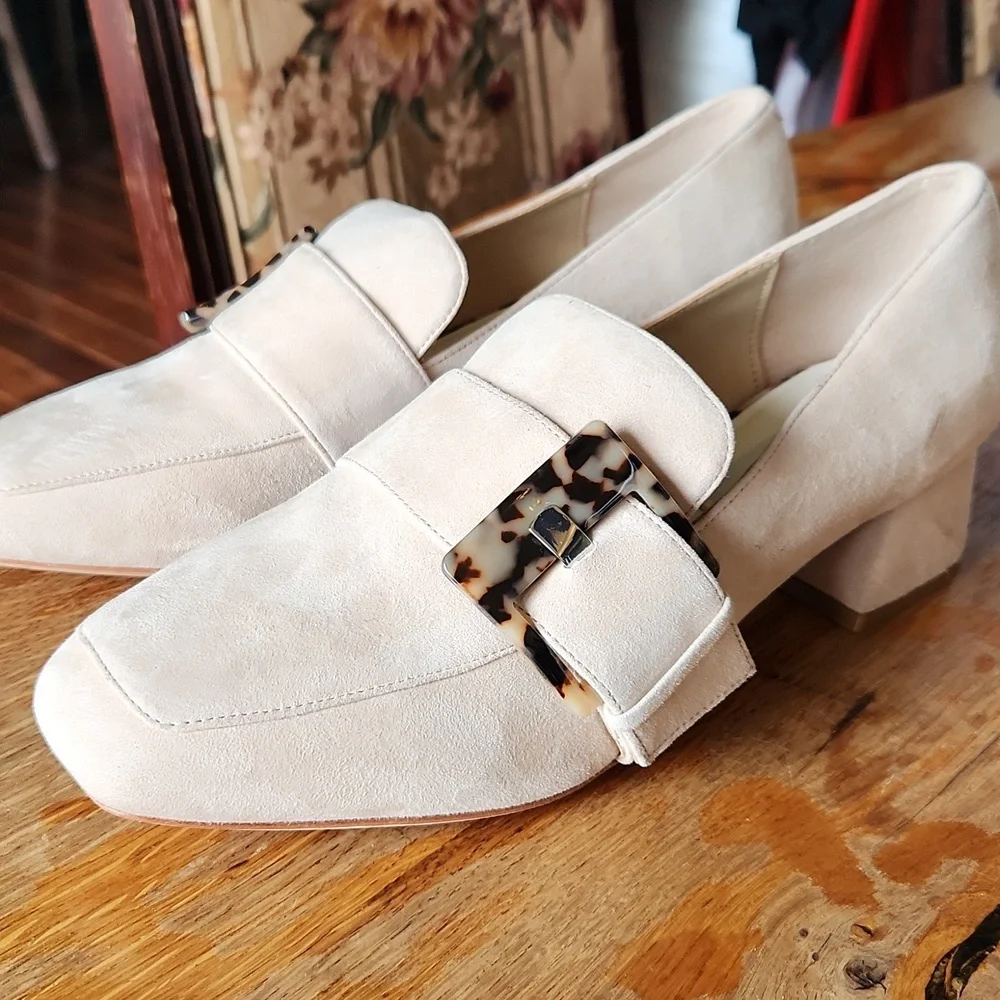 Deltan sz 9 Veronica‎ Suede Tortoise Buckle Flared Block Heel Pumps Cream